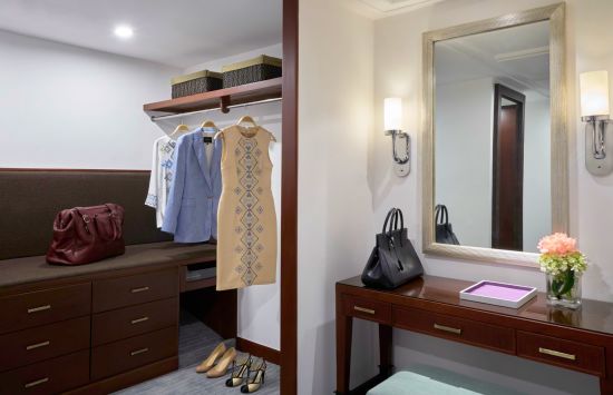 The Peninsula à Manille:  Executive Suite | Walk-in Closet