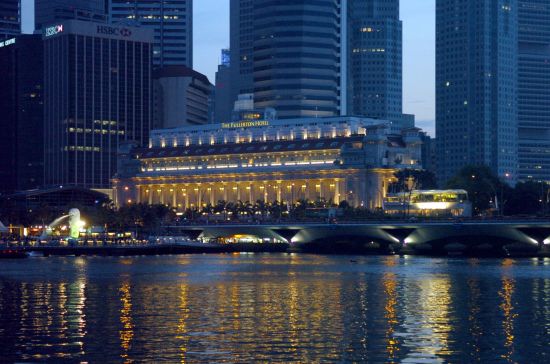 The Fullerton à Singapour:  Exterior by night 