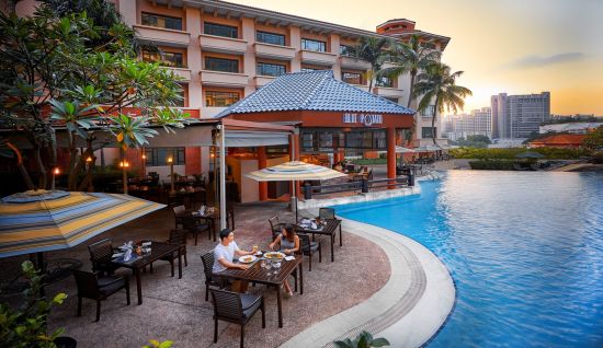 Paradox Singapore Merchant Court at Clarke Quay in Singapur:  Blue Potato