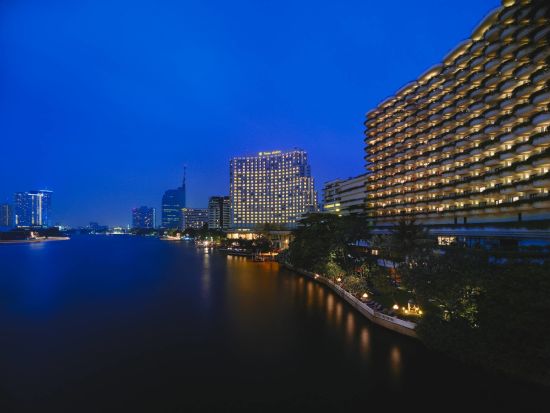 Shangri-La Bangkok:  Exterior at Night