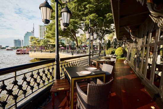 Shangri-La Bangkok:  Salathip Thai Restaurant