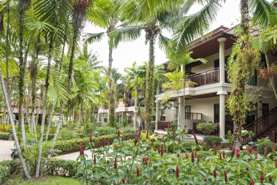 Khao Lak Bayfront Resort:  garden
