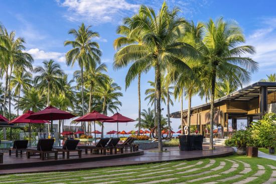 Ramada Resort by Wyndham Khao Lak:  Swimming Pool & Beach Bar