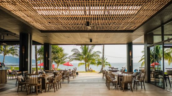 Ramada Resort by Wyndham Khao Lak:  Sassi's Beach Club