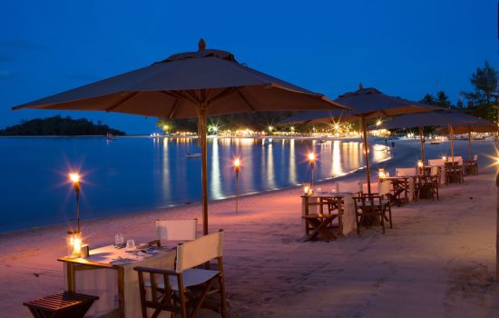 SALA Samui Choengmon Beach Resort à Ko Samui:  Dining on the beach