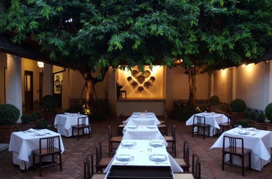 Rachamankha à Chiang Mai:  The Restaurant Courtyard