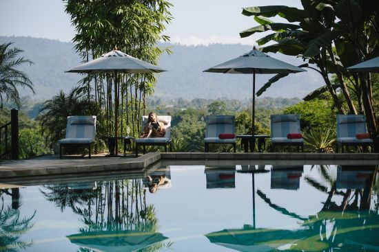 Anantara Golden Triangle Elephant Camp & Resort in Goldenes Dreieck:  Pool Lounge