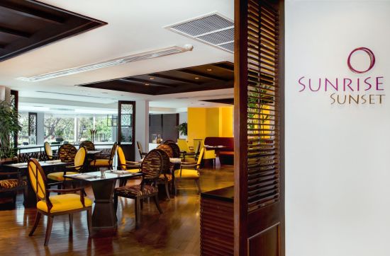 Siam Bayshore in Pattaya:  beach: f&b: Sunrise Sunset