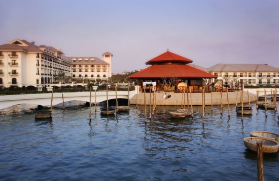 InterContinental Hanoi Westlake:  beach: f&b: Sunset Bar