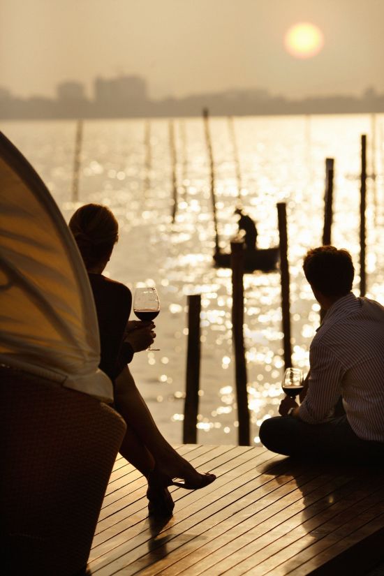 InterContinental Hanoi Westlake:  beach: f&b: View at Sunset Bar