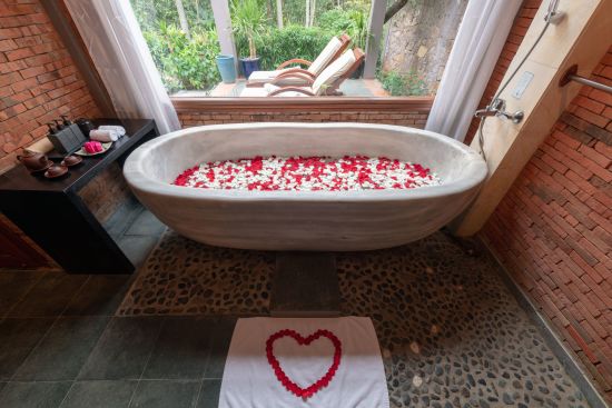 Pilgrimage Village à Hué:  Traditional Vietnamese Pool House