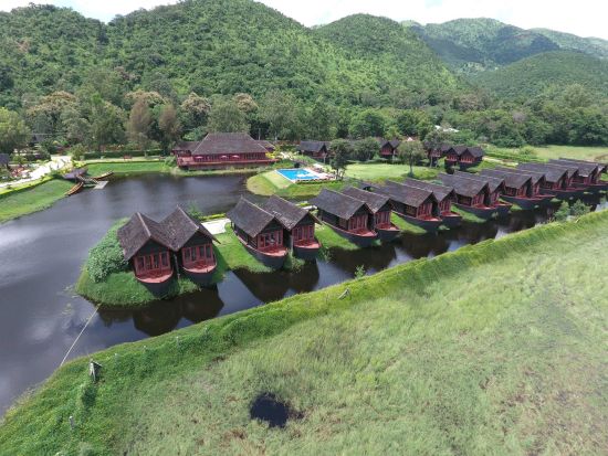Pristine Lotus Resort à Lac Inle:  Hotel from outside