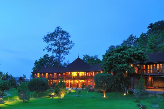 Pristine Lotus Resort à Lac Inle:  SPA Building at night