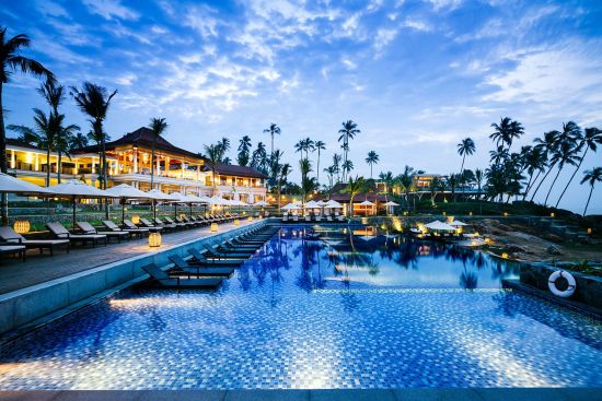 Anantara Peace Haven Tangalle Resort:  Pool Evening