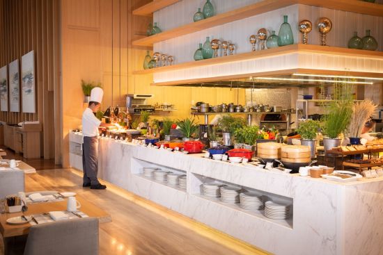 AVANI+ Riverside Bangkok Hotel:  Skyline | Breakfast