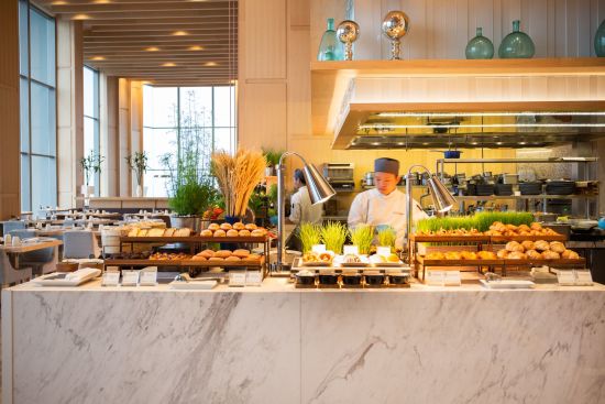 AVANI+ Riverside Bangkok Hotel:  Skyline | Breakfast