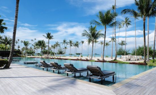 The Sanchaya à Bintan:  The Sanchaya - Pool with beach view