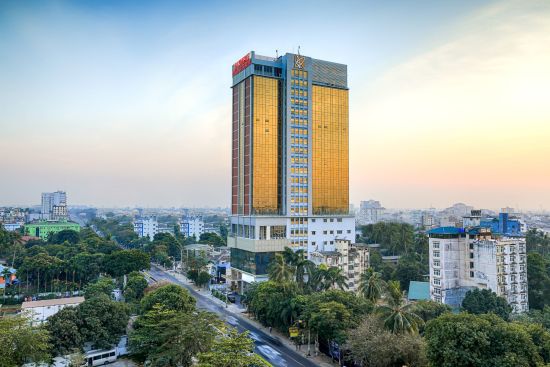 Jasmine Palace in Yangon:  Hotelbuilding from outside