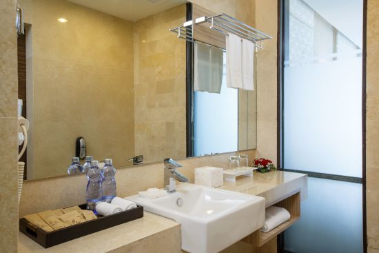 Jasmine Palace in Yangon:  Deluxe | Bathroom