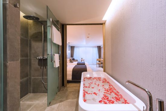 La Vela Khao Lak:  Deluxe Poolside | bathroom