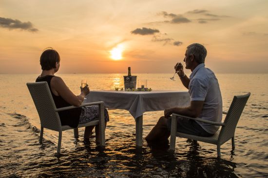 The Lovina Bali à Nord de Bali:  Couples beach dining