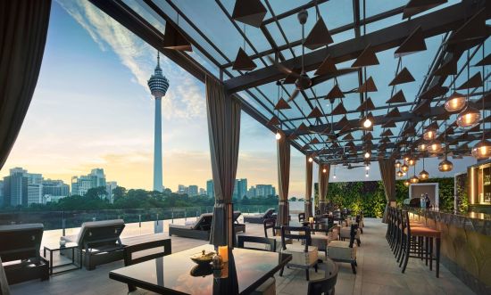 Hotel Stripes Kuala Lumpur:  Man Tao - Rooftop Pool Bar