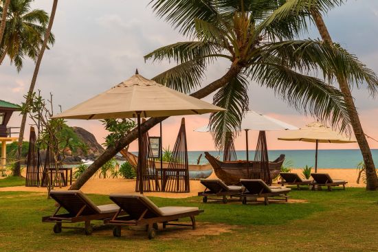Shinagawa Beach à Balapitiya:  Lie-lows looking out to sea