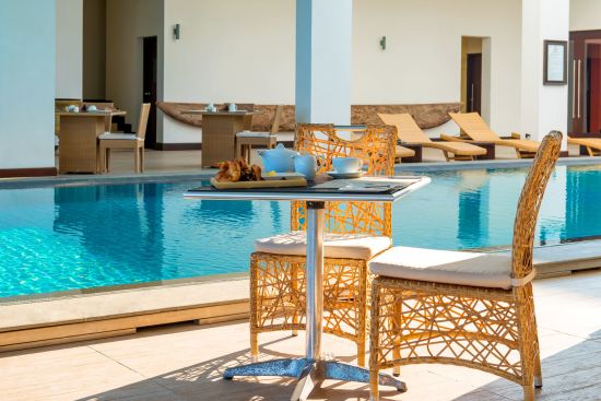 Shinagawa Beach à Balapitiya:  Dining by the poolside