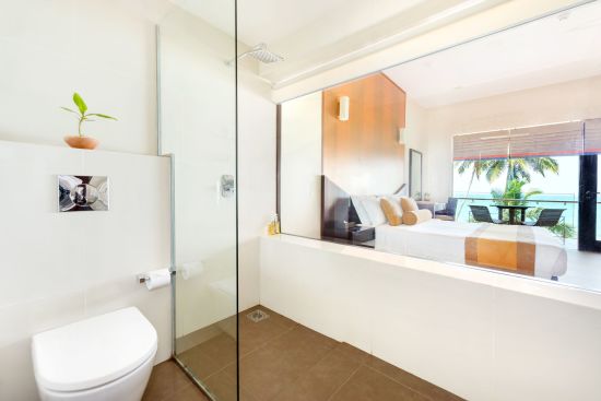 Shinagawa Beach à Balapitiya:  Deluxe | Bathroom with view of ocean