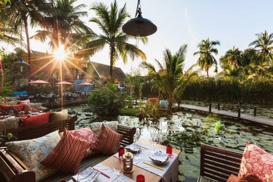 Maison Dalabua à Luang Prabang:  Dining by the pond