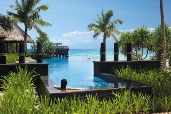 Shangri-La's Boracay Resort & Spa:  Infinity pool by Banyugan beach
