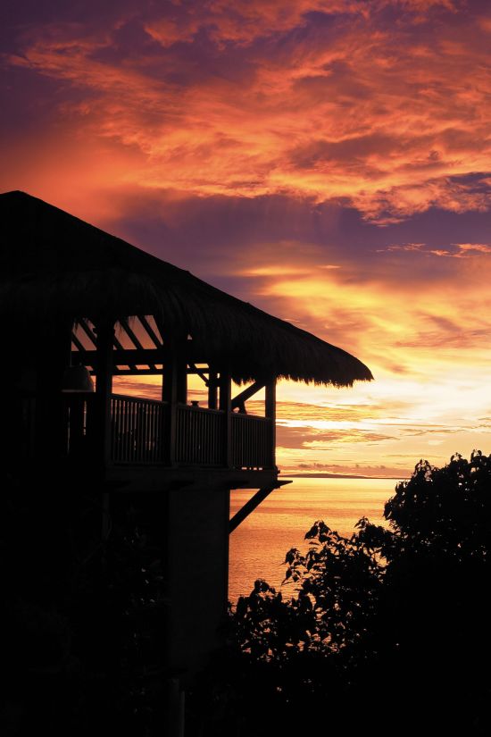 Shangri-La's Boracay Resort & Spa:  Sunset view with Treehouse Villa