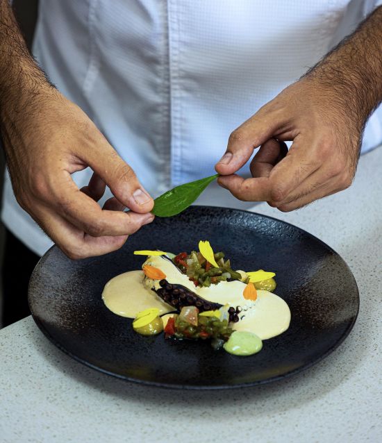 Nay Palad Hideaway in Siargao: Culinary experience Chef cooking