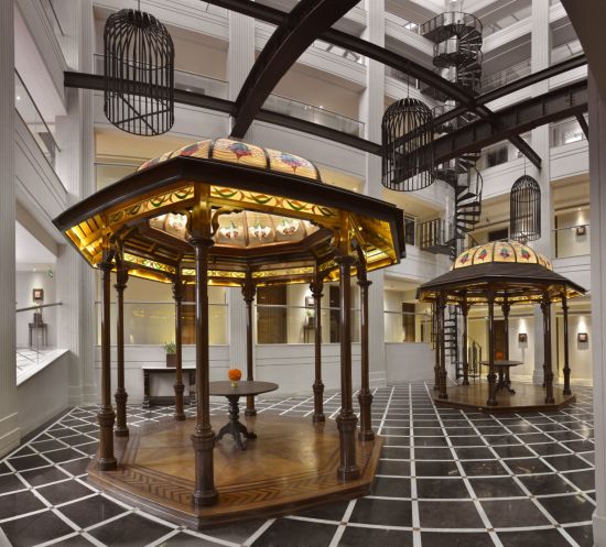 The Lalit Great Eastern à Kolkata:  Atrium Lobby