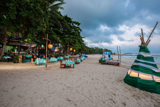 Fair House Beach Resort & Hotel in Ko Samui:  Dining at the beach
