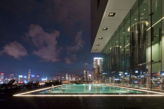 Hotel ICON à Hong Kong:  Outdoor Swimming Pool | by night