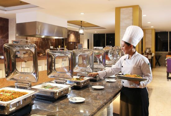 Swiss-Belhotel Makassar:  CHEF PREPARE