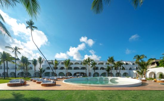 SALA Samui Chaweng Beach Resort à Ko Samui:  Hotel view with pool