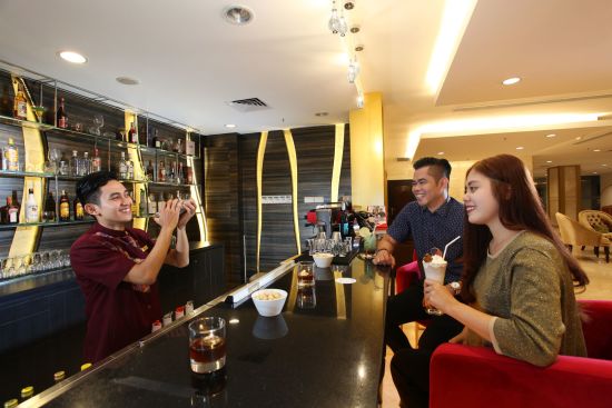 Swiss-Belhotel Makassar:  LOUNGE BAR