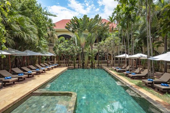 Pavillon d'Orient in Siem Reap:  Swimming pool day time