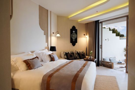 Devasom Khao Lak Beach Resort & Villas: Seaside Junior Suite with jacuzzi