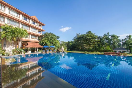 Imperial River House à Chiang Rai:  Pool with Riverview