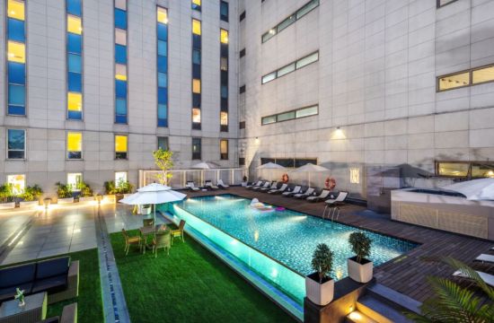 ibis New Delhi Aerocity:  Pool