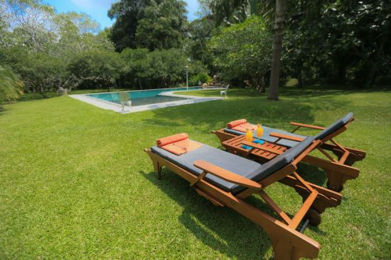 Horathapola Coconut Estate à Yakvila:  garden and pool area