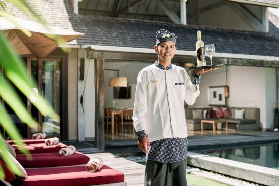 Space Villas Bali in Südbali:  Pool Service