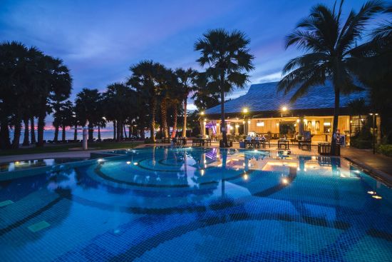 Ravindra Beach Resort & Spa à Pattaya:  Reva Beach Restaurant