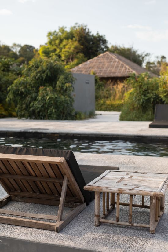 Tamu Koh Rong: Sunlounger by pool