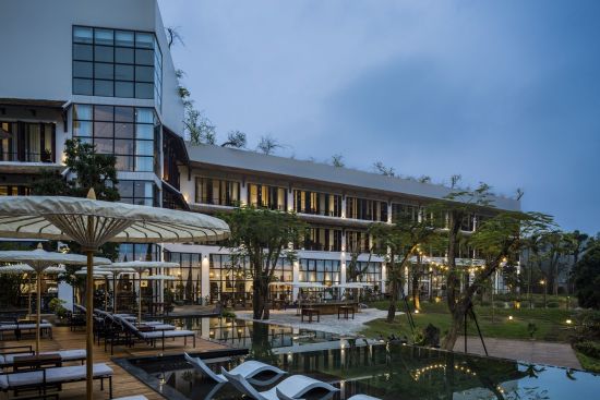 aNhill Boutique à Hué:  hotel building and Pool