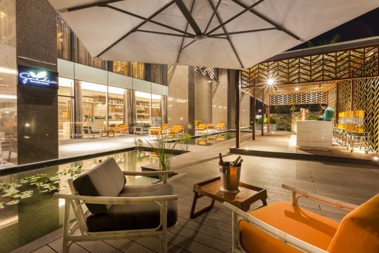 Crowne Plaza Vientiane:  Garden Beer Garden & Terrace