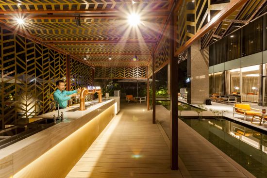 Crowne Plaza Vientiane:  Garden Beer Garden & Terrace